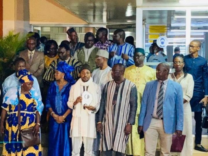 Prix Martin Ennals : Dr Daouda Diallo accueilli à l’aéroport de Ouagadougou Prix Martin Ennals : Dr Daouda Diallo accueilli à l’aéroport de Ouagadougou