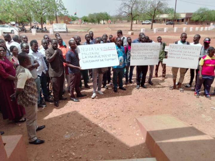 Kaya : les agents de l’Etat civil ont décidé de ne plus délivrer des documents aux militaires jusqu’à nouvel ordre Kaya : les agents de l’Etat civil ont décidé de ne plus délivrer des documents aux militaires jusqu’à nouvel ordre