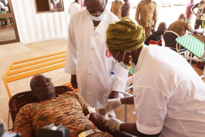 Les militaires donnent leur sang pour sauver des vies Les militaires donnent leur sang pour sauver des vies