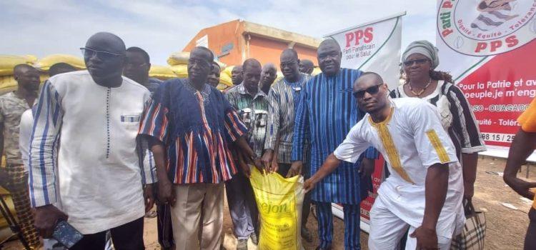 Fada N’Gourma : Le PPS offre 40 tonnes de riz et 10 bœufs à des déplacés internes Fada N’Gourma : Le PPS offre 40 tonnes de riz et 10 bœufs à des déplacés internes