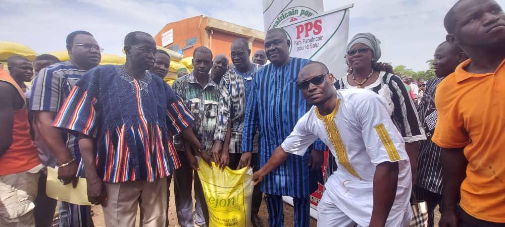 région de l’Est : Le PPS offre 40 tonnes de riz et dix bœufs aux personnes déplacées internes région de l’Est : Le PPS offre 40 tonnes de riz et dix bœufs aux personnes déplacées internes