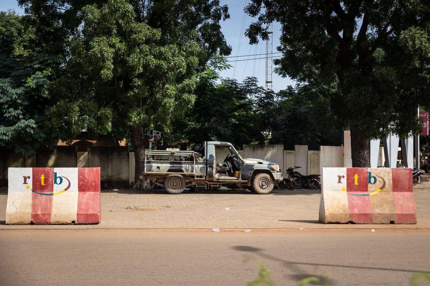 Burkina Faso : le chef de la junte refuse de quitter le pouvoir, Paris condamne les violences contre son ambassade