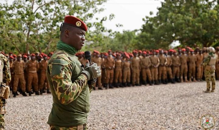 Sécurité dans la région de l’Est : Le Capitaine Ibrahim Traoré exhorte les forces combattantes à changer de paradigme