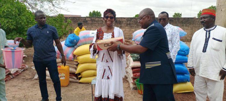 Effort de paix : La Radio Laafi de Zorgho offre 11 tonnes de vivres aux déplacés internes Effort de paix : La Radio Laafi de Zorgho offre 11 tonnes de vivres aux déplacés internes