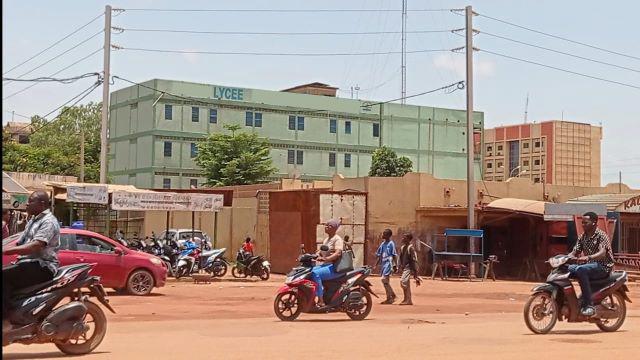 Augmentation des frais de scolarité : Un cri de détresse des parents d’élèves au Burkina Faso Augmentation des frais de scolarité : Un cri de détresse des parents d’élèves au Burkina Faso
