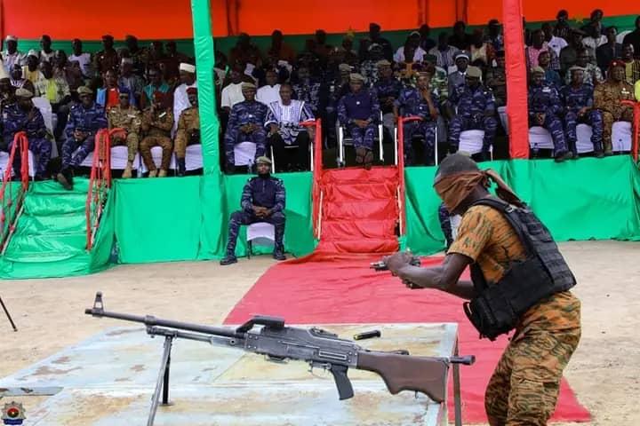 Centre d'instruction de la Gendarmerie nationale de Gaoua : La première cuvée des gendarmes auxiliaires prête pour servir la Nation Centre d'instruction de la Gendarmerie nationale de Gaoua : La première cuvée des gendarmes auxiliaires prête pour servir la Nation