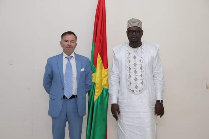 Coopération : Le ministre de la justice et le premier conseiller de l'Ambassade de France échangent sur plusieurs sujets, dont celui d'extradition de François Compaoré Coopération : Le ministre de la justice et le premier conseiller de l'Ambassade de France échangent sur plusieurs sujets, dont celui d'extradition de François Compaoré