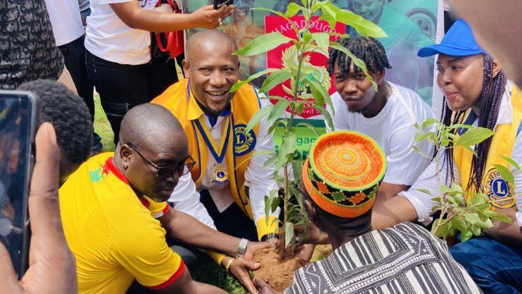 « Opérations 1 jeune 1 arbre » : L’AJADD offre un forage de plus de 5 millions à la population de Loumbila « Opérations 1 jeune 1 arbre » : L’AJADD offre un forage de plus de 5 millions à la population de Loumbila