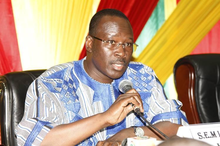 Yacouba Isaac Zida félicite Hugues Fabrice Zango Yacouba Isaac Zida félicite Hugues Fabrice Zango