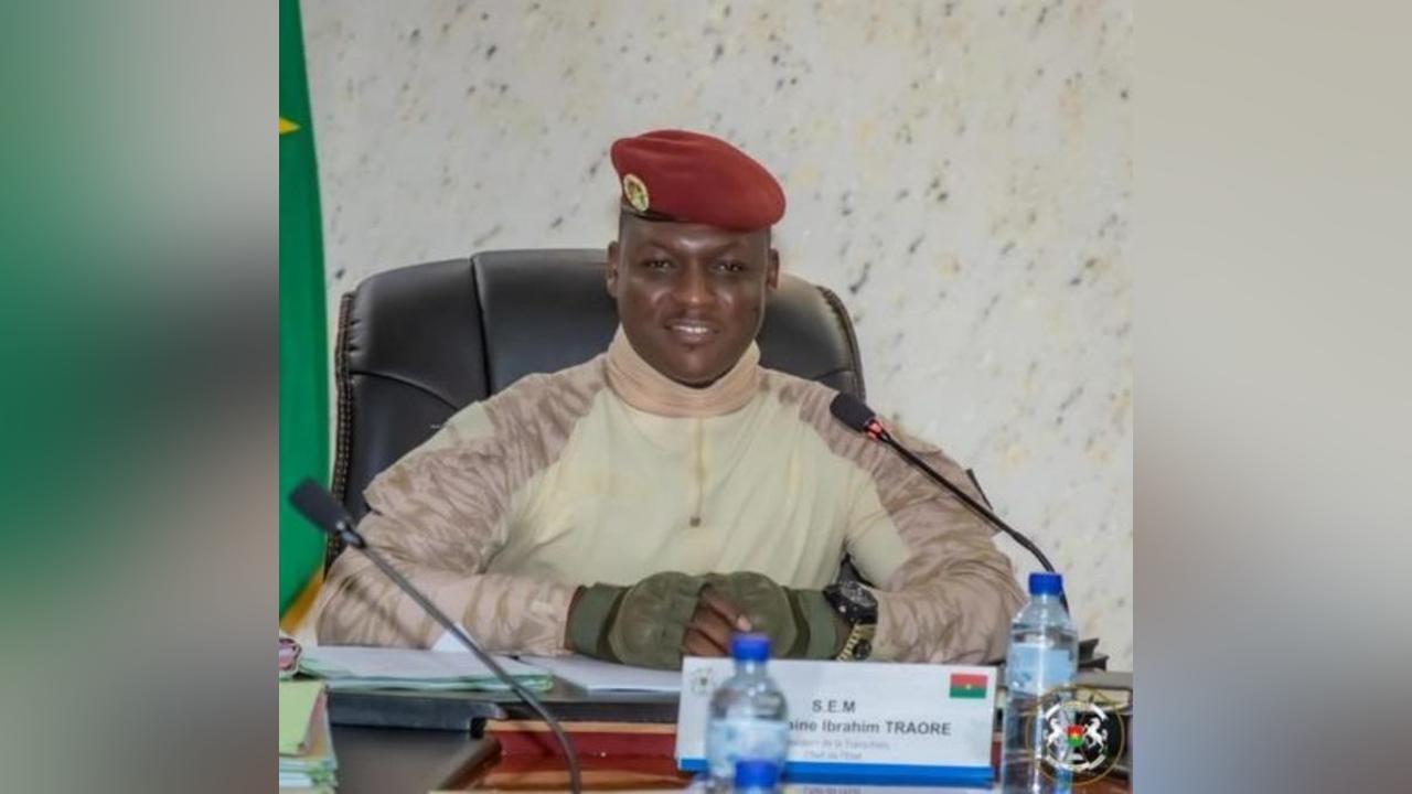 Le Capitaine Ibrahim Traoré félicite Hugues Fabrice Zango Le Capitaine Ibrahim Traoré félicite Hugues Fabrice Zango