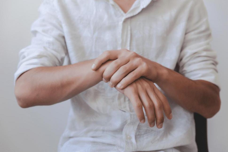 Bras engourdis au réveil : quelles en sont les causes ? Bras engourdis au réveil : quelles en sont les causes ?