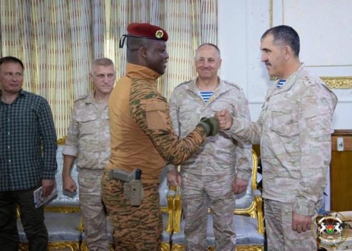 Défense : Le Capitaine Ibrahim Traoré échange avec une délégation russe Défense : Le Capitaine Ibrahim Traoré échange avec une délégation russe