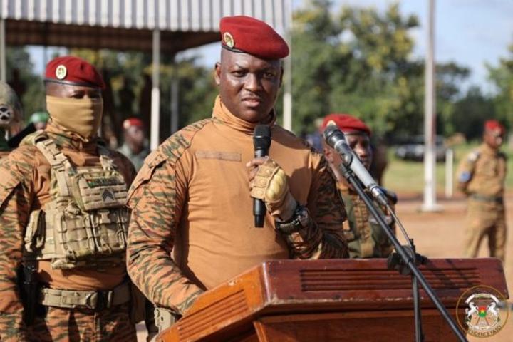 Forces combattantes de la 2e région militaire : Le Chef de l’Etat encourage les unités au Camp Ouezzin-Coulibaly Forces combattantes de la 2e région militaire : Le Chef de l’Etat encourage les unités au Camp Ouezzin-Coulibaly