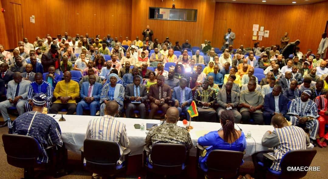Situation nationale : Les burkinabè vivant aux Etats Unis plaident pour le renforcement de la lutte contre l’insécurité et la création de meilleures conditions pour les investissements de la diaspora. Situation nationale : Les burkinabè vivant aux Etats Unis plaident pour le renforcement de la lutte contre l’insécurité et la création de meilleures conditions pour les investissements de la diaspora.