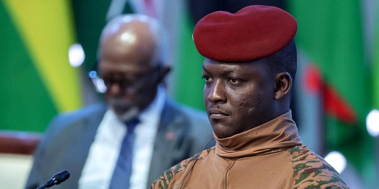 Au Burkina Faso, qui sont les officiers accusés d’avoir tenté un coup d’État contre Ibrahim Traoré ? Au Burkina Faso, qui sont les officiers accusés d’avoir tenté un coup d’État contre Ibrahim Traoré ?