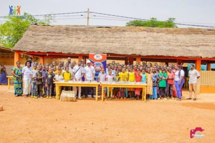 Boost Faso fait un don de kits scolaires complets à environ 350 élèves défavorisés Boost Faso fait un don de kits scolaires complets à environ 350 élèves défavorisés