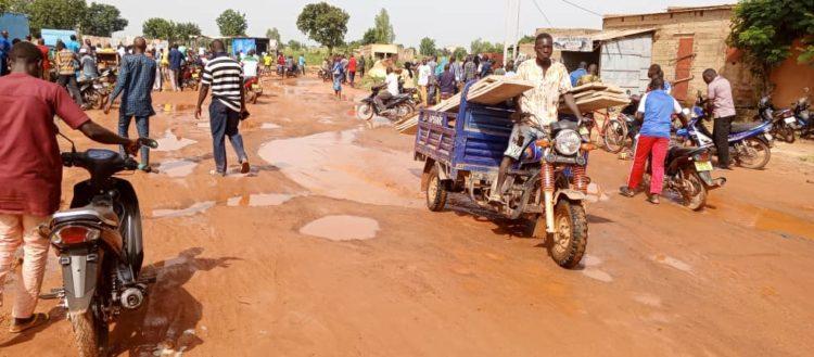 Bitumage de la voie d’accès à la cité de Rimkieta : Des habitants s’opposent à la réduction de la distance prévue Bitumage de la voie d’accès à la cité de Rimkieta : Des habitants s’opposent à la réduction de la distance prévue