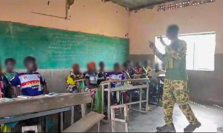 Rentrée scolaire : Le GARSI de la Gendarmerie et le détachement militaire renforcent le rang des enseignants du primaire dans la Boucle du Mouhoun Rentrée scolaire : Le GARSI de la Gendarmerie et le détachement militaire renforcent le rang des enseignants du primaire dans la Boucle du Mouhoun