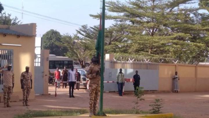 Burkina/Citoyenneté : Une montée des couleurs au ministère du commerce pour marquer la SENAC 2023 Burkina/Citoyenneté : Une montée des couleurs au ministère du commerce pour marquer la SENAC 2023