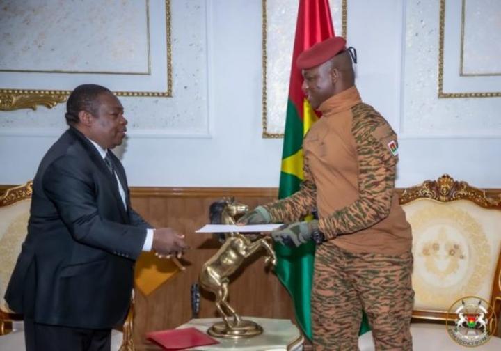 Burkina Faso-Guinée équatoriale : Un émissaire du Président Obiang NGUEMA reçu par le Chef de l’Etat Burkina Faso-Guinée équatoriale : Un émissaire du Président Obiang NGUEMA reçu par le Chef de l’Etat