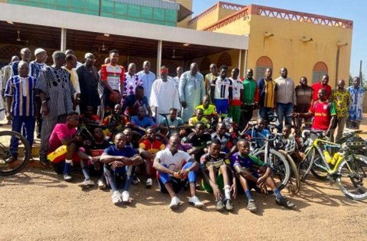 Tour du Faso : Les Étalons cyclistes sollicitent les bénédictions du Moogho Naaba Baongho Tour du Faso : Les Étalons cyclistes sollicitent les bénédictions du Moogho Naaba Baongho