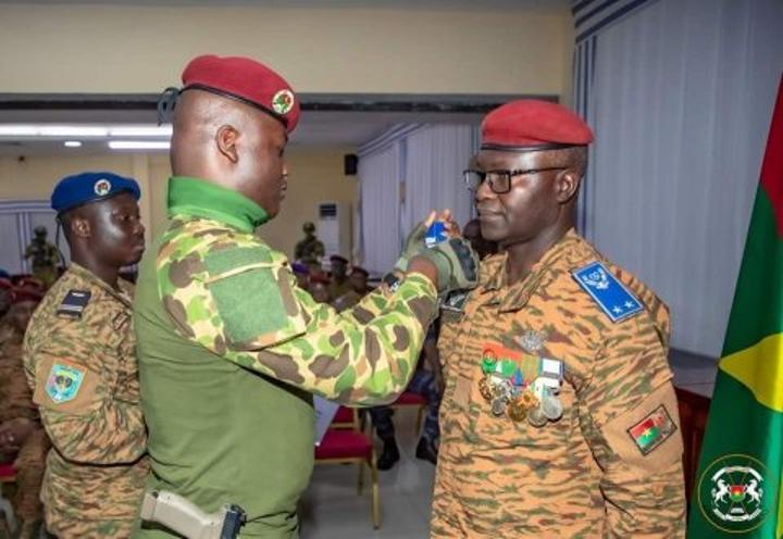 Forces armées nationales : le Colonel-major Kassoum COULIBALY reçoit ses attributs de Général de Brigade Forces armées nationales : le Colonel-major Kassoum COULIBALY reçoit ses attributs de Général de Brigade