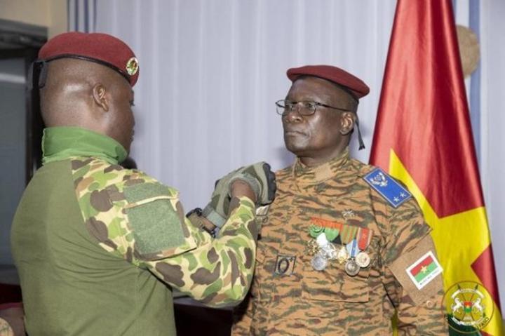 Forces armées nationales : Le CEMGA reçoit ses attributs de Général de Brigade Forces armées nationales : Le CEMGA reçoit ses attributs de Général de Brigade
