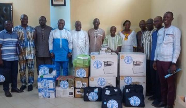 Burkina Faso : La FAO dote le système d'alerte précoce du ministère de l'Agriculture en matériel informatique et de communication Burkina Faso : La FAO dote le système d'alerte précoce du ministère de l'Agriculture en matériel informatique et de communication