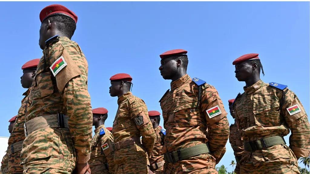 Le ministre de la Défense du Burkina Faso met en garde les terroristes : “Déposez les armes ou périrez” Le ministre de la Défense du Burkina Faso met en garde les terroristes : “Déposez les armes ou périrez”