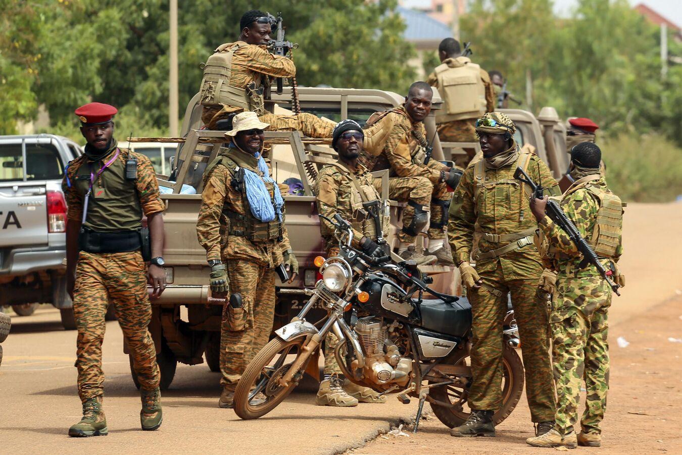 Les militaires burkinabés et maliens éliminent des centaines de terroristes en une journée Les militaires burkinabés et maliens éliminent des centaines de terroristes en une journée