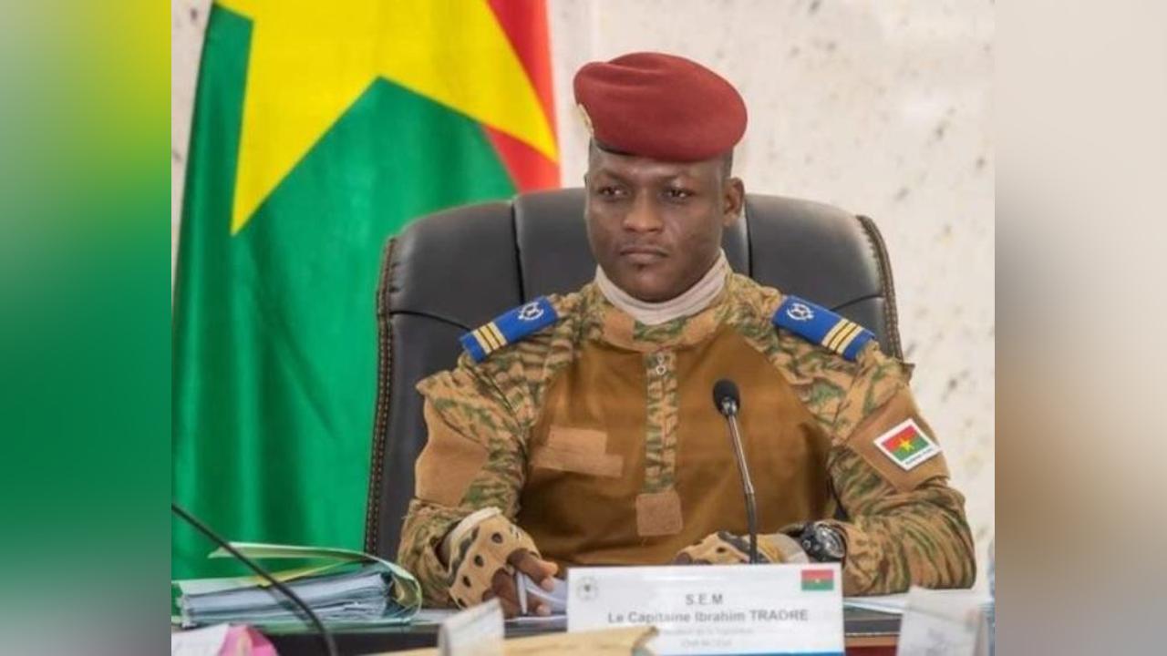 Montée des couleurs à la Présidence du Faso : Le Chef de l’Etat invite à plus d’intégrité et de don de soi Montée des couleurs à la Présidence du Faso : Le Chef de l’Etat invite à plus d’intégrité et de don de soi