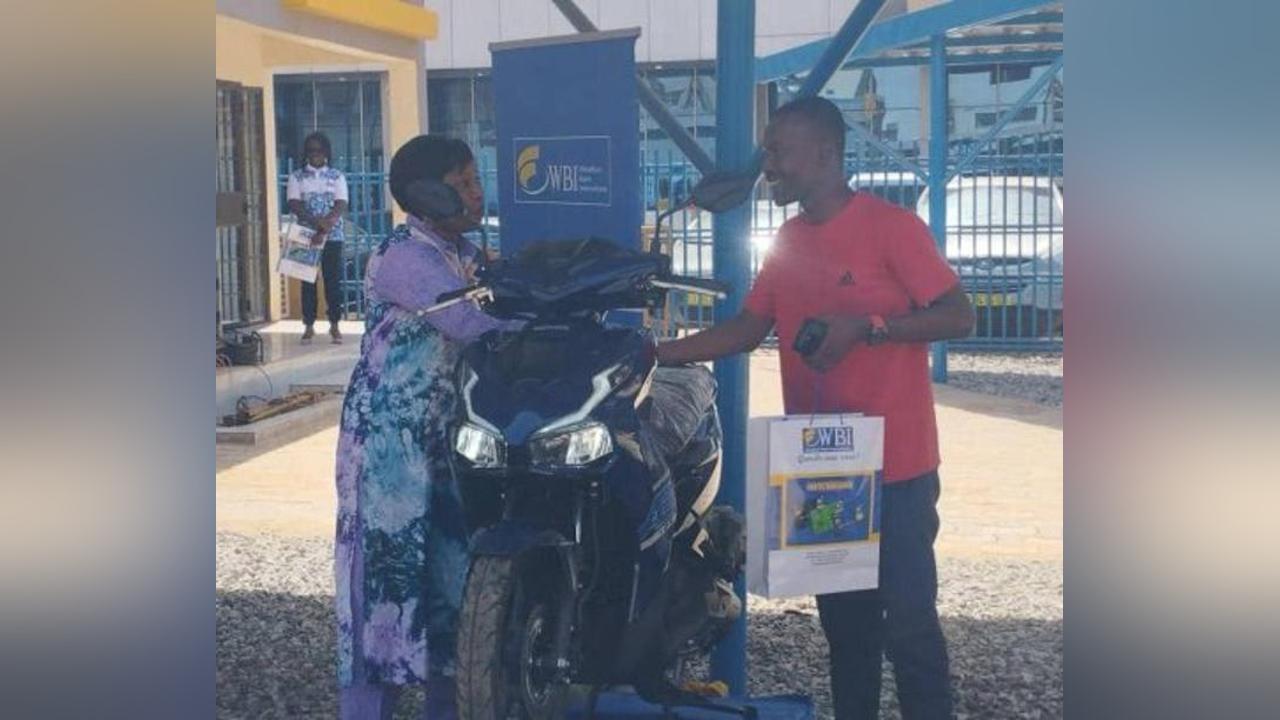 Marathon de l'épargne de Wendkuni Bank International : Abdoul Latif Compaoré repart avec une moto scooter Marathon de l'épargne de Wendkuni Bank International : Abdoul Latif Compaoré repart avec une moto scooter