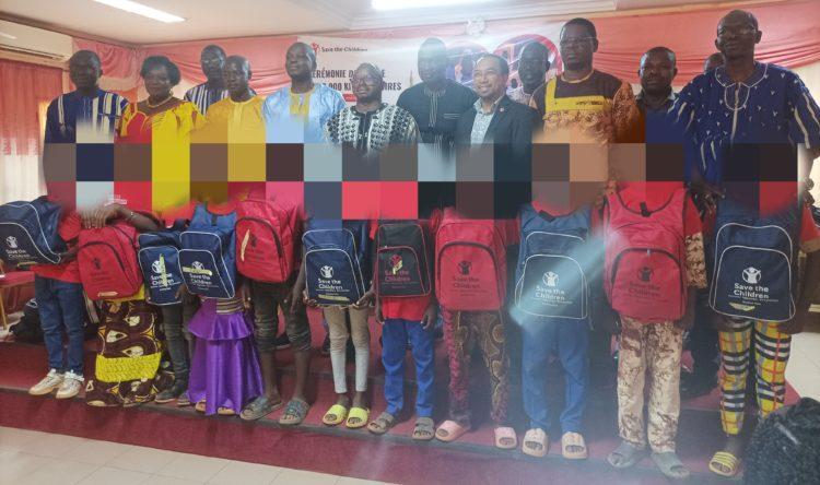 Arrondissement 9 de Ouaga : L’ONG Save The Children Burkina Faso fait don de 4 000 kits scolaires et 500 kits de protection aux élèves déplacés internes Arrondissement 9 de Ouaga : L’ONG Save The Children Burkina Faso fait don de 4 000 kits scolaires et 500 kits de protection aux élèves déplacés internes