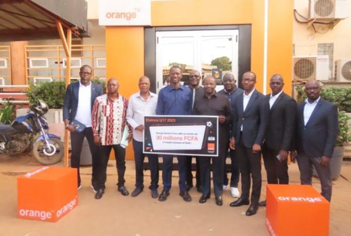 Mondial U17 2023 : Orange Burkina Faso soutient les Étalons U17 à hauteur de 30 millions FCFA Mondial U17 2023 : Orange Burkina Faso soutient les Étalons U17 à hauteur de 30 millions FCFA