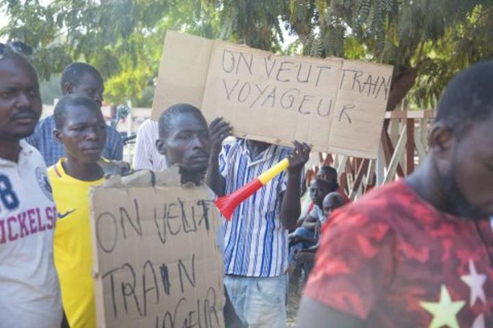 Transport ferroviaire : Des manifestants bloquent toujours la voie ferrée malgré l'annonce de reprise du train voyageur Transport ferroviaire : Des manifestants bloquent toujours la voie ferrée malgré l'annonce de reprise du train voyageur