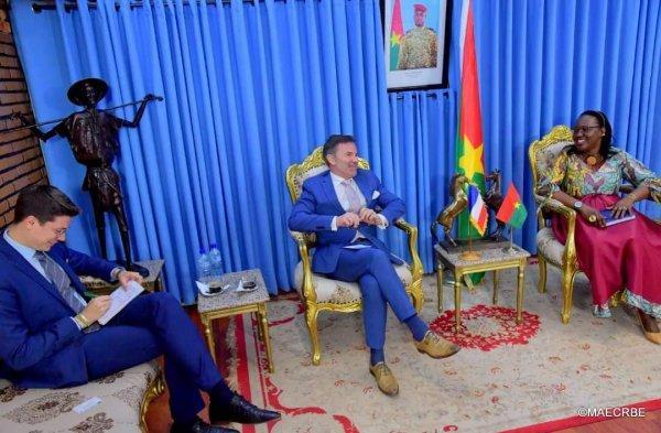 Coopération bilatérale : Le Chargé d’Affaires de l’ambassade de France chez la Cheffe de la diplomatie burkinabè Coopération bilatérale : Le Chargé d’Affaires de l’ambassade de France chez la Cheffe de la diplomatie burkinabè