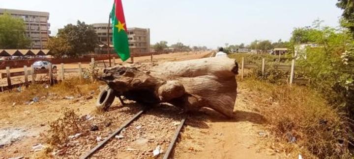 Burkina/ Chemin de fer : Des commerçants bloquent la voie ferrée à Ouagadougou pour exiger que le train de voyageurs desserve Abidjan Burkina/ Chemin de fer : Des commerçants bloquent la voie ferrée à Ouagadougou pour exiger que le train de voyageurs desserve Abidjan