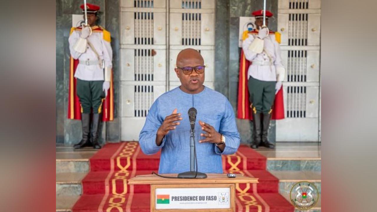 Burkina / Epidémie de dengue : Une tendance à la baisse du nombre de nouveaux cas, des cas graves et de décès, selon le ministre de la Santé Burkina / Epidémie de dengue : Une tendance à la baisse du nombre de nouveaux cas, des cas graves et de décès, selon le ministre de la Santé
