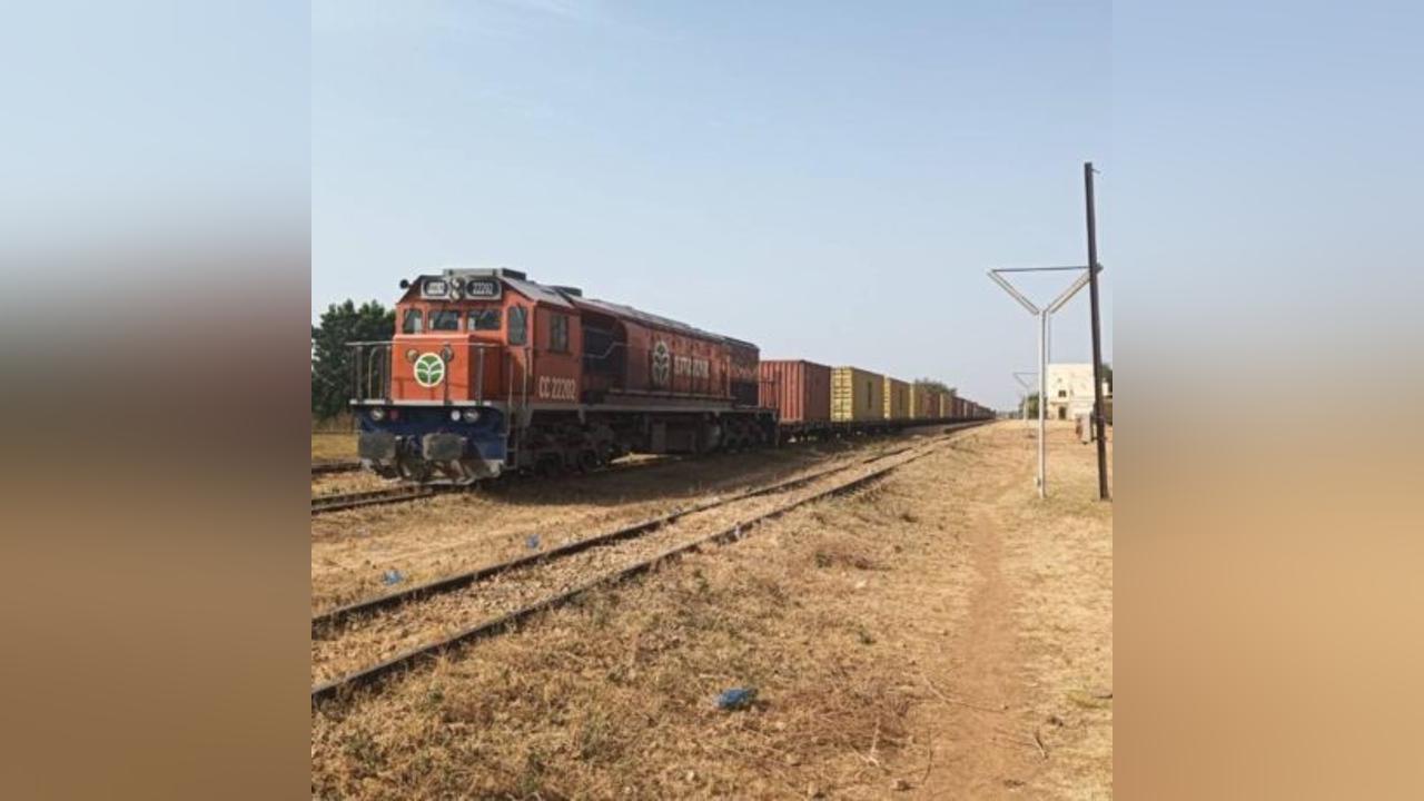 Chronique | « 2e jour de blocage de la voie ferrée : Des trains chargés de médicaments et d’hydrocarbures (SONABHY) bloqués » Chronique | « 2e jour de blocage de la voie ferrée : Des trains chargés de médicaments et d’hydrocarbures (SONABHY) bloqués »