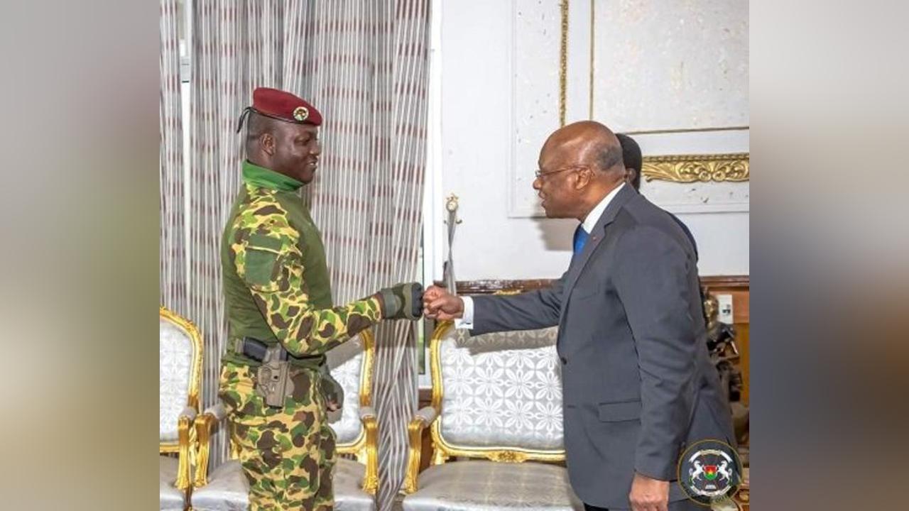 Situation économique dans la zone UEMOA : Le Gouverneur de la BCEAO fait le point au Chef de l’Etat Situation économique dans la zone UEMOA : Le Gouverneur de la BCEAO fait le point au Chef de l’Etat