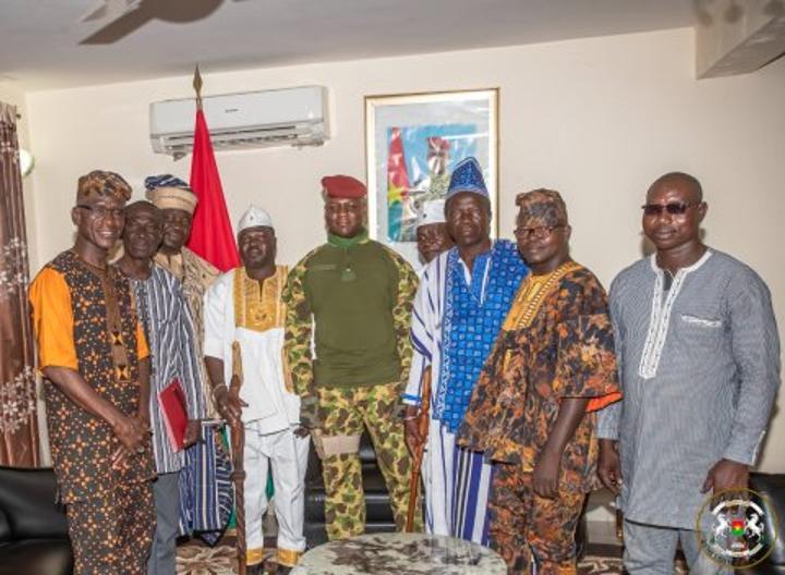 Le Chef de l’Etat à Gaoua : les autorités coutumières réitèrent leur soutien à la Transition Le Chef de l’Etat à Gaoua : les autorités coutumières réitèrent leur soutien à la Transition