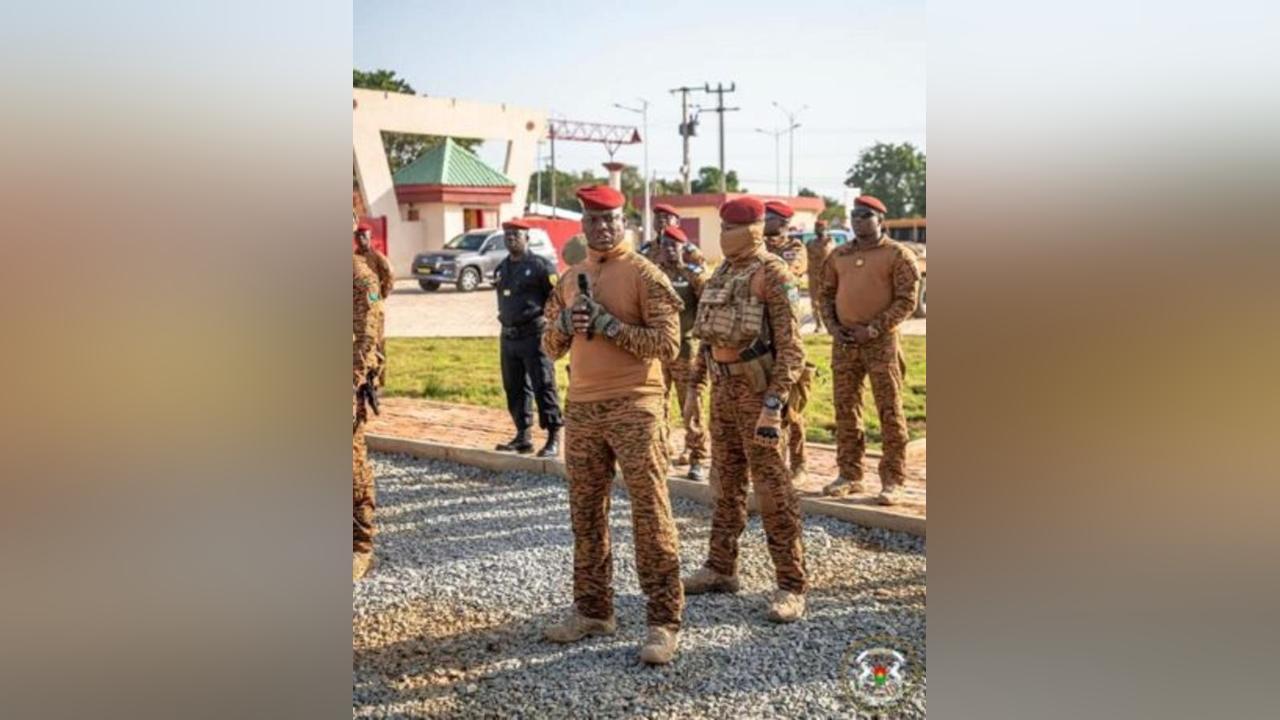 Le Président de la Transition aux forces combattantes du Sud-Ouest : « La guerre bat son plein…, il faut donc se préparer à toute éventualité » Le Président de la Transition aux forces combattantes du Sud-Ouest : « La guerre bat son plein…, il faut donc se préparer à toute éventualité »