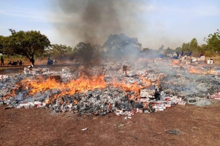 Incinération de 278.800 paquets de cigarettes en vente illégale au Burkina Faso
