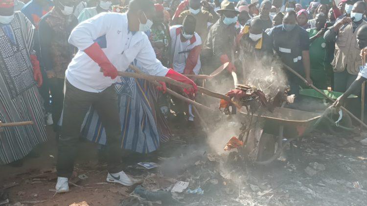 Dengue : Mikaïlou Sidibé donne le ton de l’opération de lutte antivectorielle à travers la destruction de gîtes larvaires Dengue : Mikaïlou Sidibé donne le ton de l’opération de lutte antivectorielle à travers la destruction de gîtes larvaires