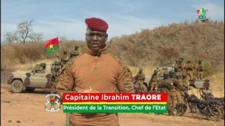 63e anniversaire de l'accession à l'indépendance : Le capitaine Ibrahim Traoré rend hommage aux forces combattantes 63e anniversaire de l'accession à l'indépendance : Le capitaine Ibrahim Traoré rend hommage aux forces combattantes
