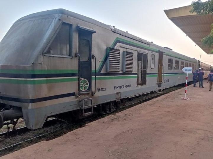 Transport ferroviaire : Le train voyageurs relie désormais Ouagadougou à Niangoloko à seulement 6 000 FCFA Transport ferroviaire : Le train voyageurs relie désormais Ouagadougou à Niangoloko à seulement 6 000 FCFA