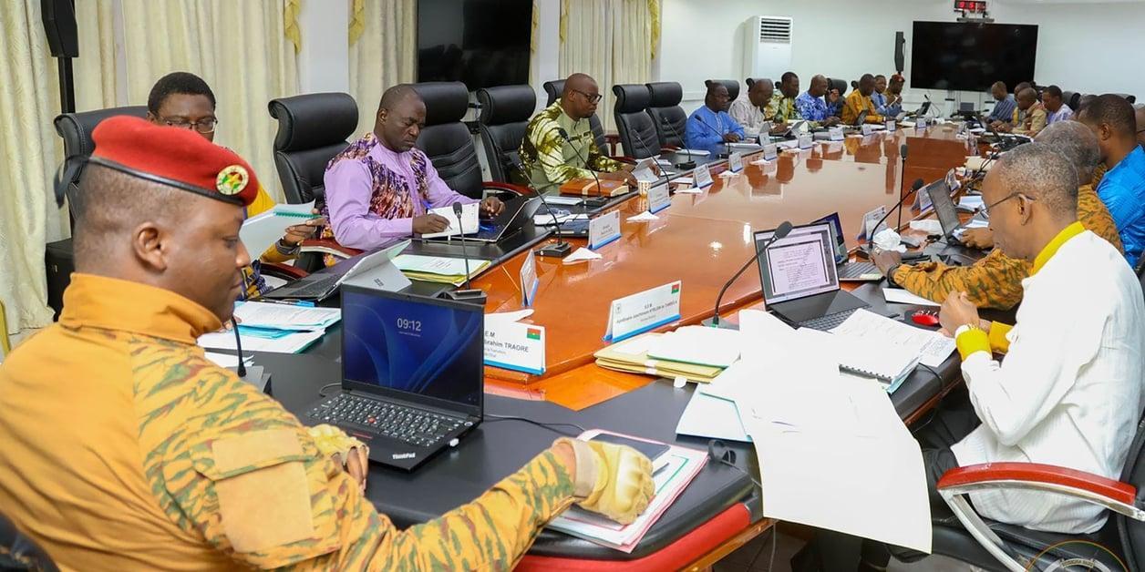 Au Burkina Faso, Ibrahim Traoré remanie légèrement son gouvernement Au Burkina Faso, Ibrahim Traoré remanie légèrement son gouvernement
