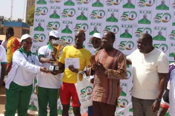 Course cycliste de la caisse populaire : Boureima Nana au sprint devant Mouni Vincent Course cycliste de la caisse populaire : Boureima Nana au sprint devant Mouni Vincent