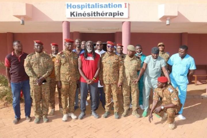 Tiken Jah Fakoly, un visiteur de marque au chevet des blessés de guerre Tiken Jah Fakoly, un visiteur de marque au chevet des blessés de guerre
