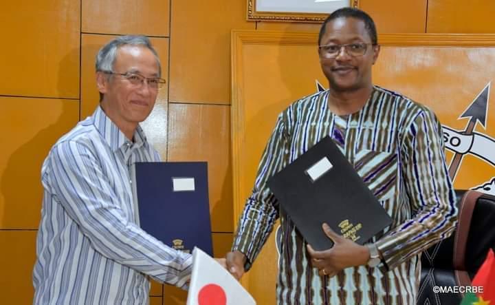 Coopération bilatérale : Le Burkina Faso et le Japon procèdent à la signature d’échange de notes relatif au don d’équipements d’entretien routier Coopération bilatérale : Le Burkina Faso et le Japon procèdent à la signature d’échange de notes relatif au don d’équipements d’entretien routier